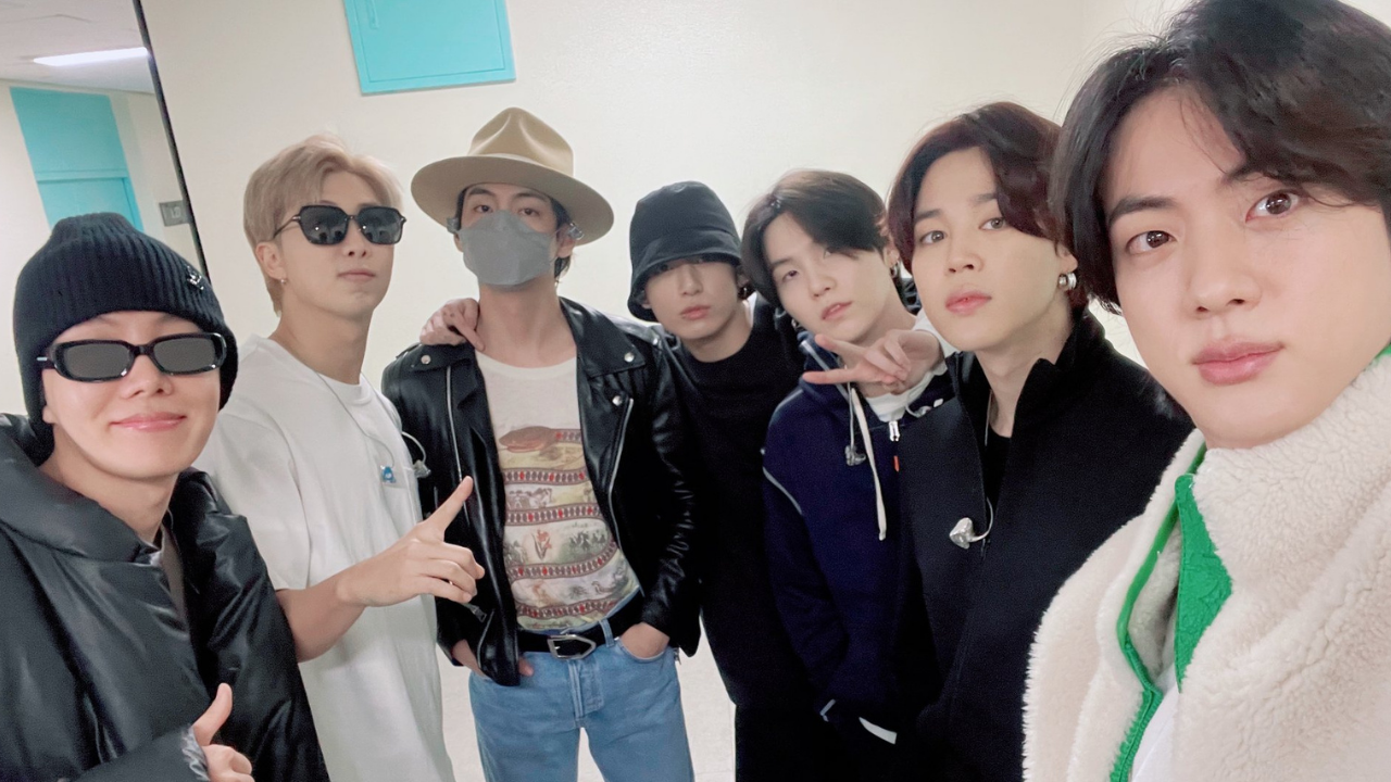 BTS' commemorative selfie before concert