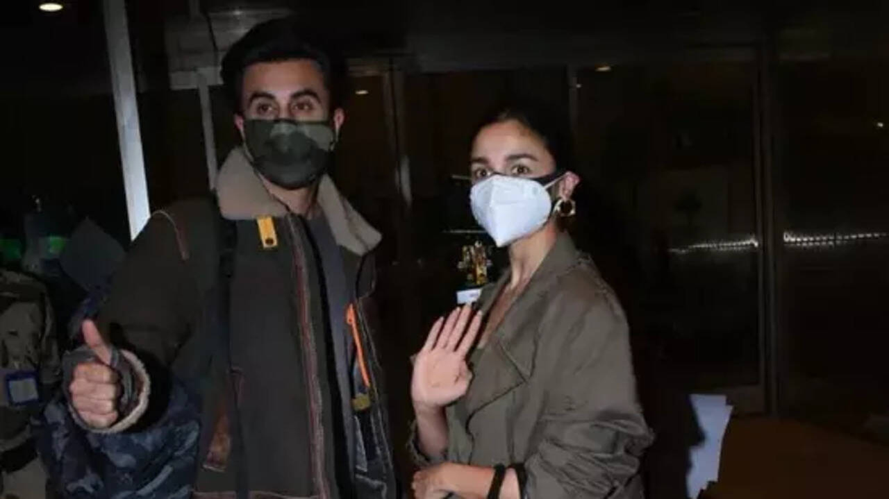 Alia, Ranbit spotted at airport - see inside