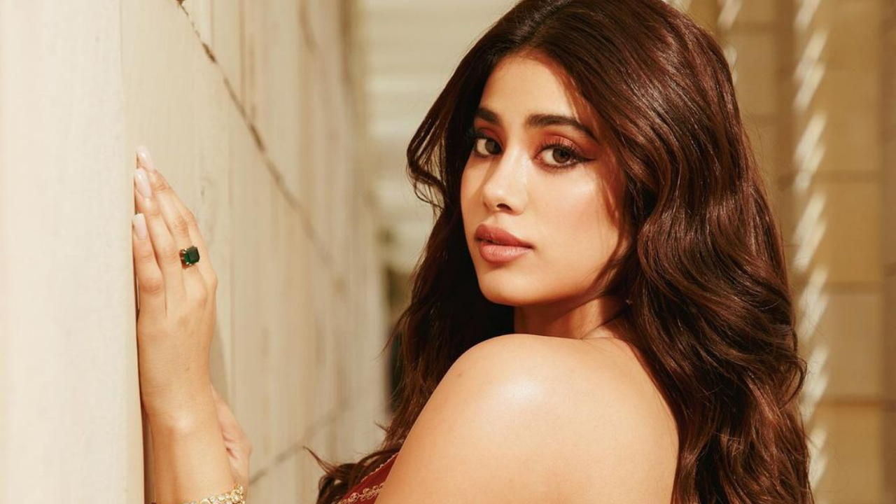 Janhvi Kapoor walked the ramp at Lakme fashion week