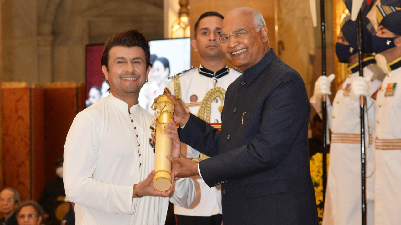 Sonu Nigam receives Padma Shri from President Ram Nath Kovind