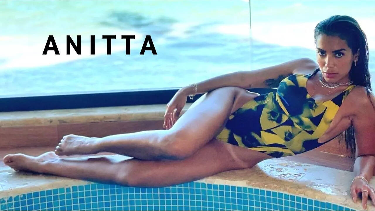 Brazilian singer Anitta's hot bikini pics