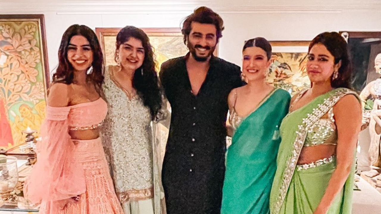 Arjun Kapoor with his sisters Anshula, Janhvi, Shanaya and Khushi Kapoor