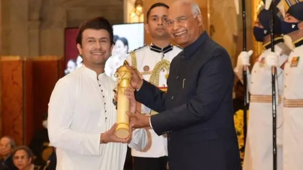 Sonu Nigam witH President of India, Ramnath Kovind.