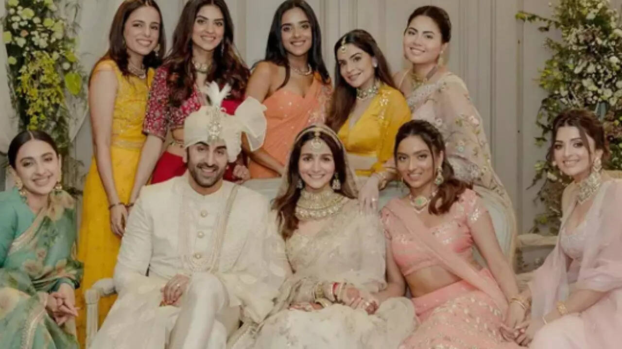 Ranbir Kapoor, Alia Bhatt with bridesmaids