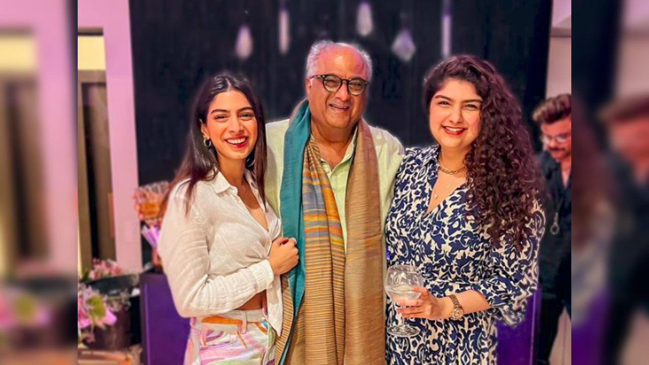 Boney Kapoor with daughters Anshula and Khushi