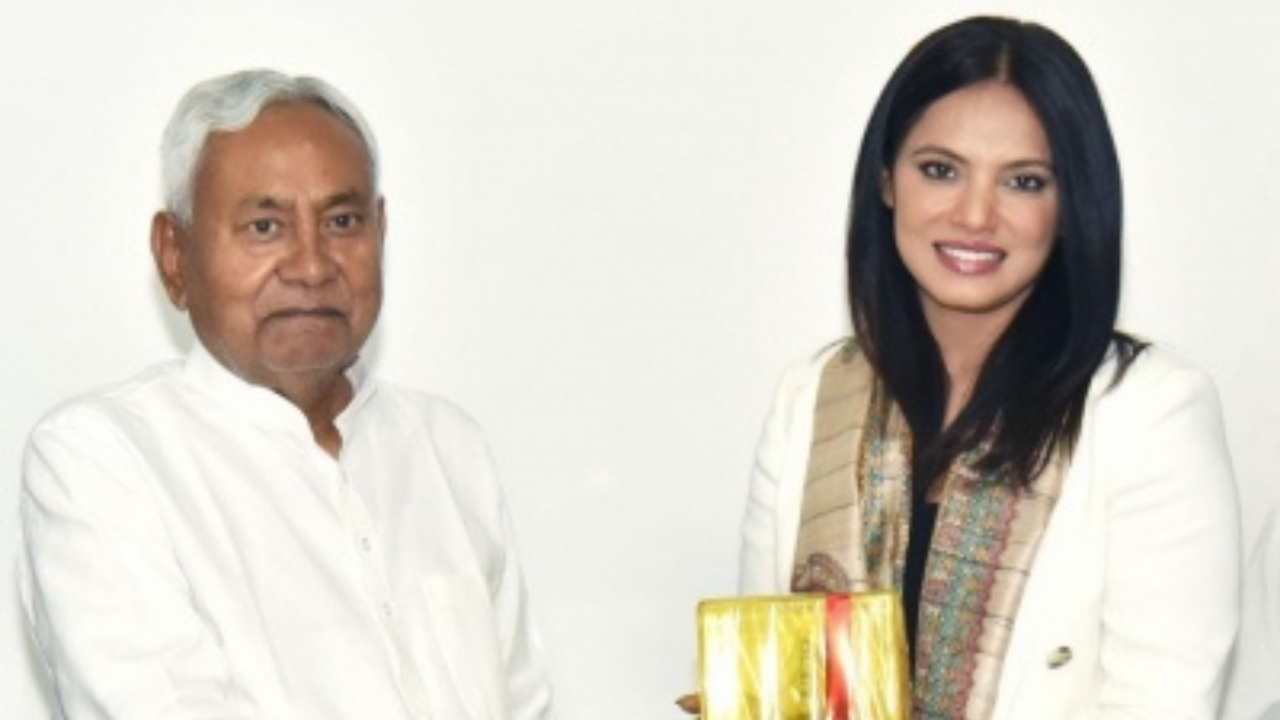 Neetu Chandra honoured by Bihar CM