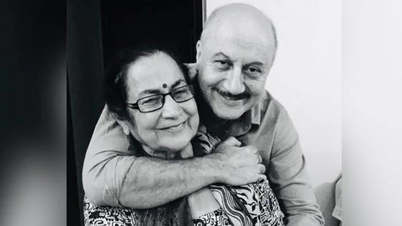 Anupam Kher with mom Dulari Kher