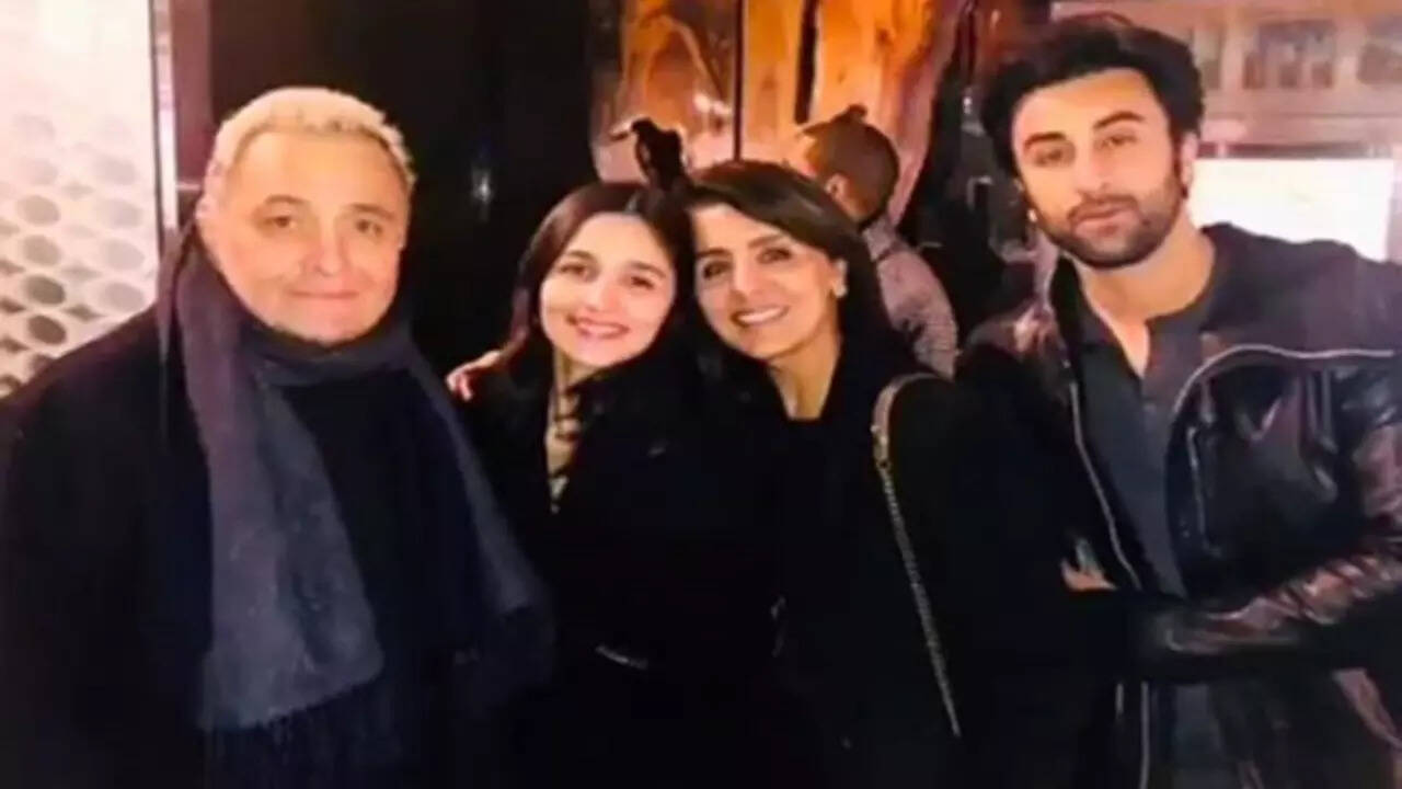 Alia Bhatt remembers Rishi Kapoor on death anniversary, shares throwback pic featuring husband Ranbir Kapoor and family