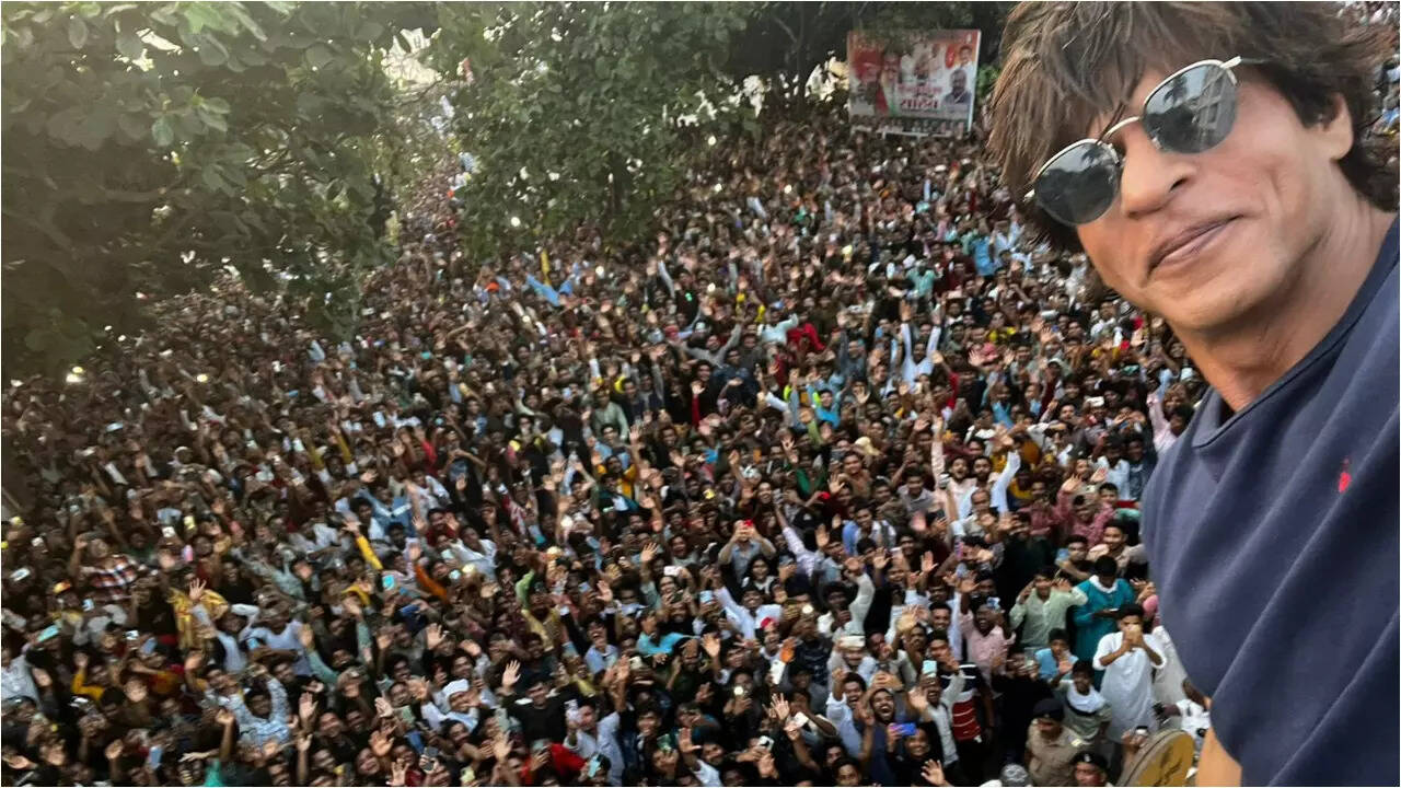 SRK wishes fans Eid Mubarak in his own style