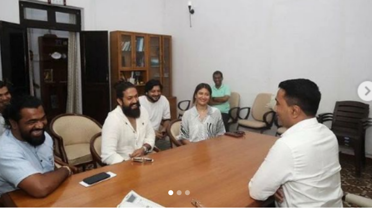 Look which state’s CM met with the KGF Star Yash along with his wife and team