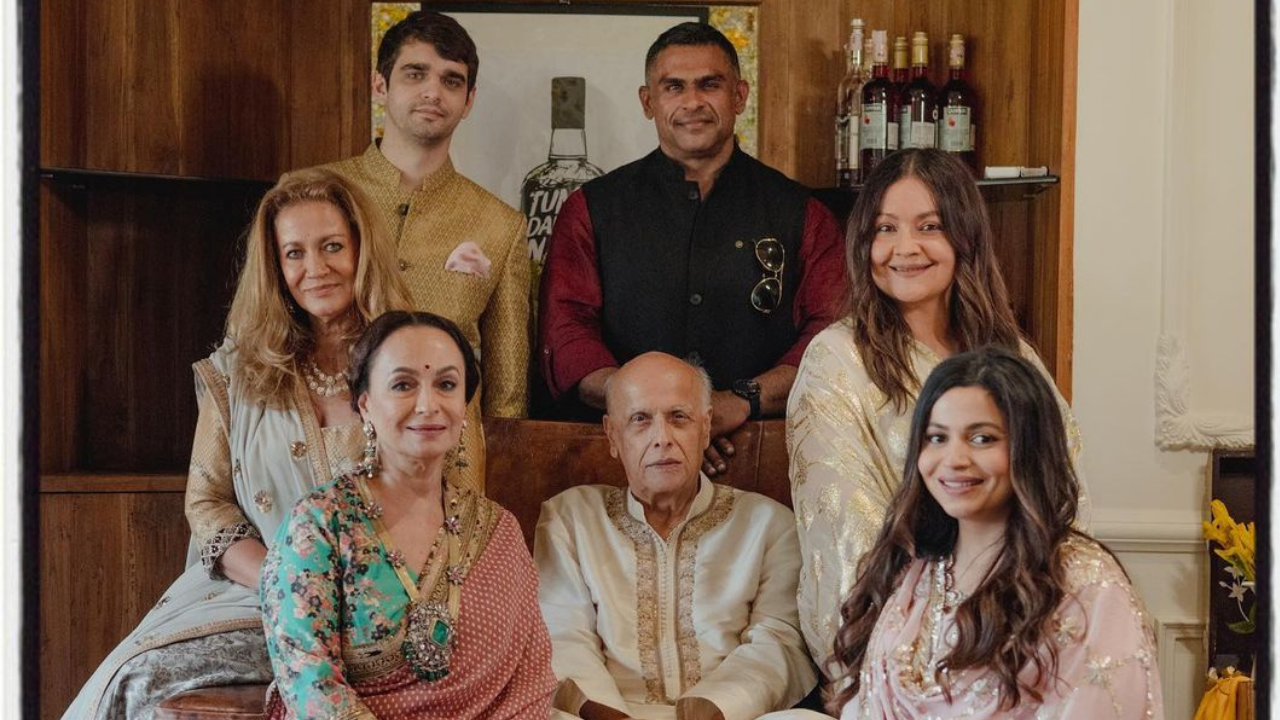 Pooja Bhatt, Mahesh Bhatt, Soni Razdan and others