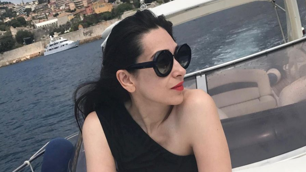 Karisma Kapoor looks gorgeous in black monokini