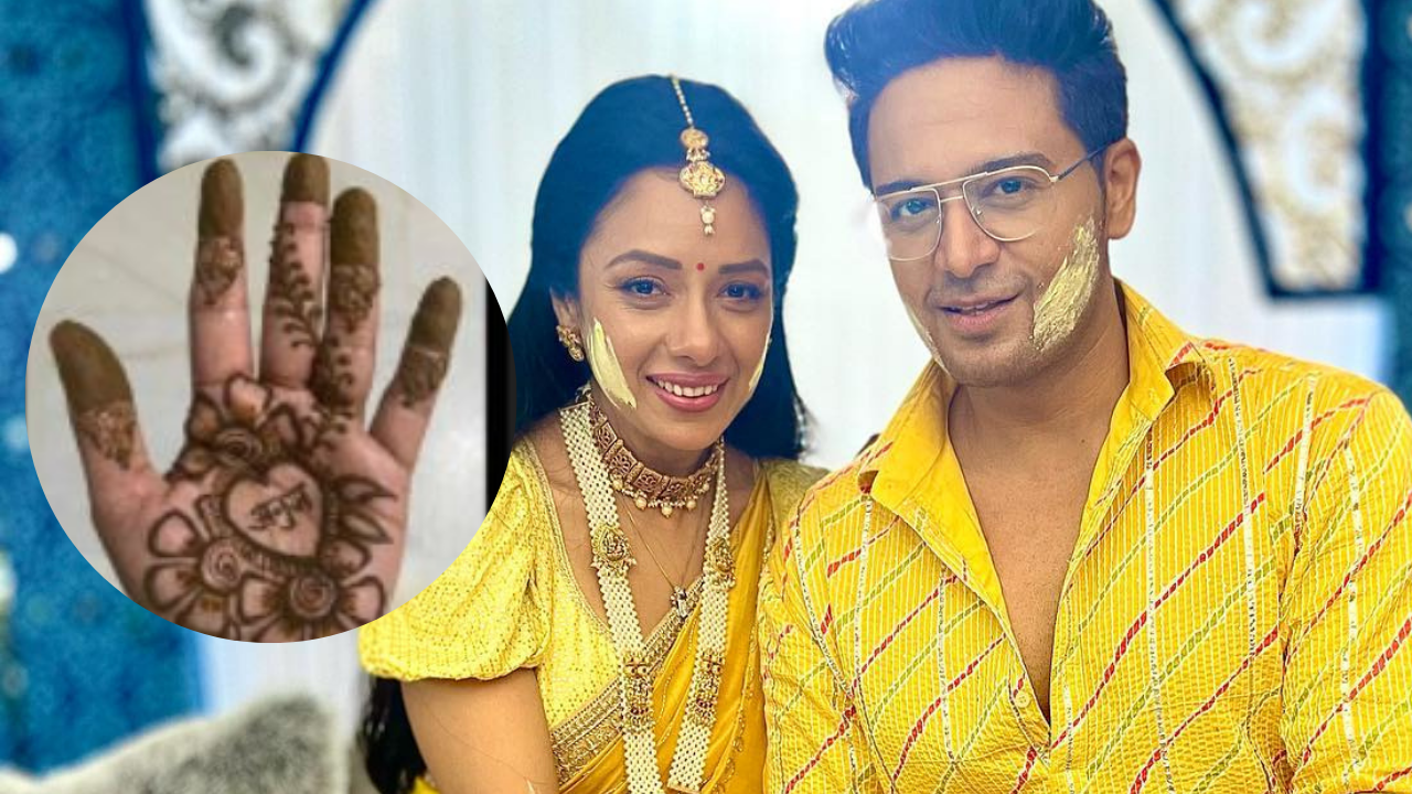 Fan applies mehendi for MaAn wedding