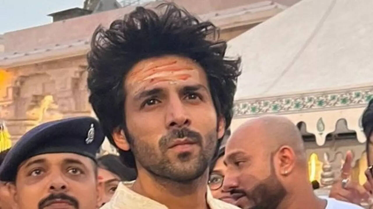 Kartik Aaryan visits Kashi Vishwanath, see pic