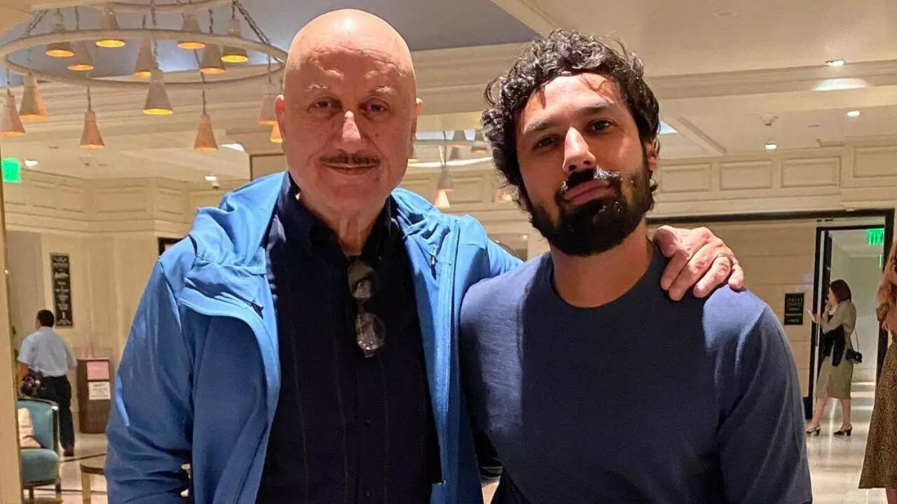 Anupam Kher poses with Kunal Nayyar