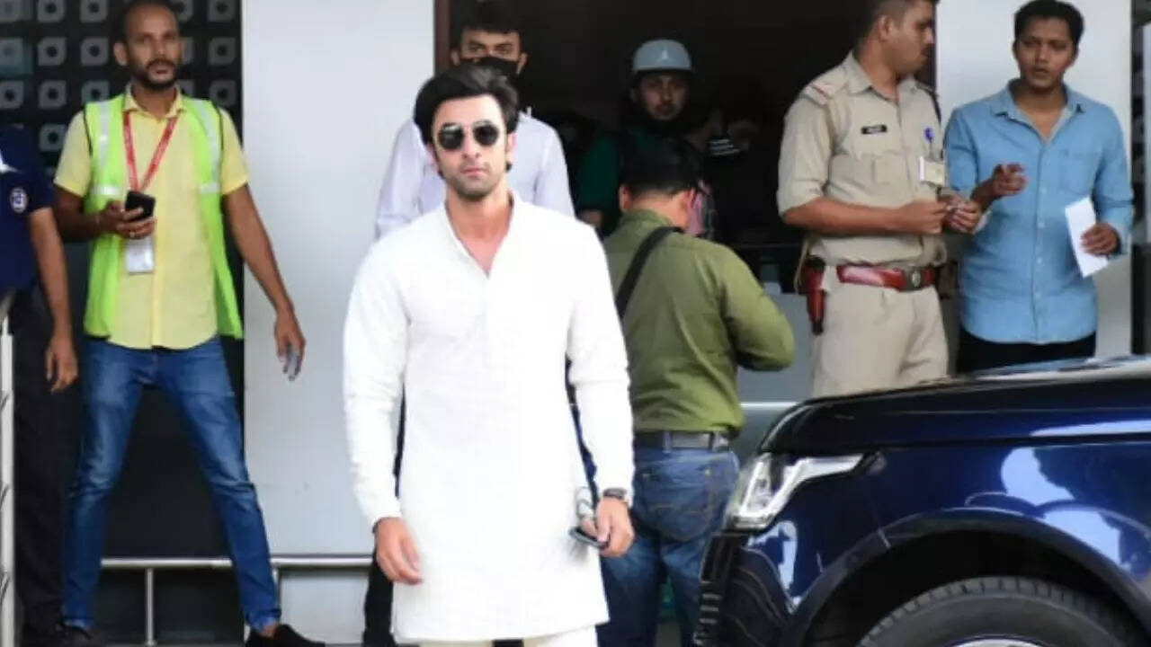 Ranbir Kapoor arrives in style at airport