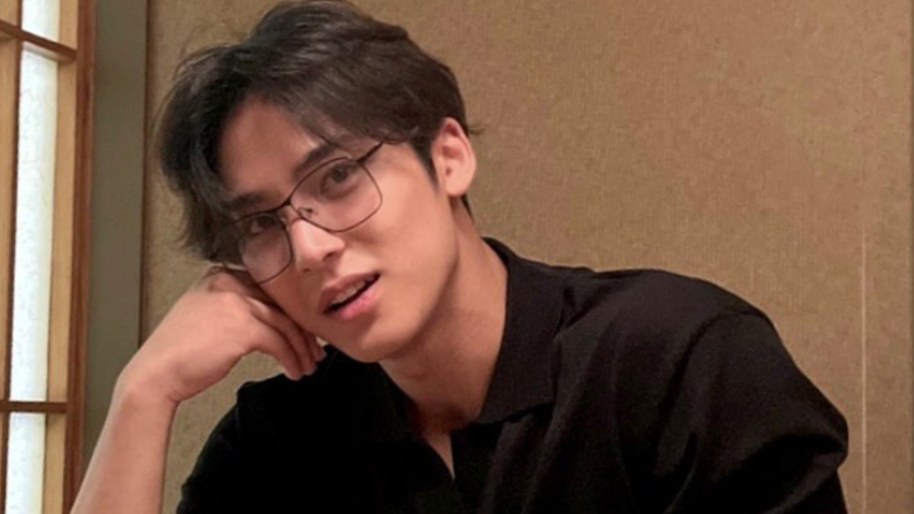 Seventeen's Mingyu shows off his muscles