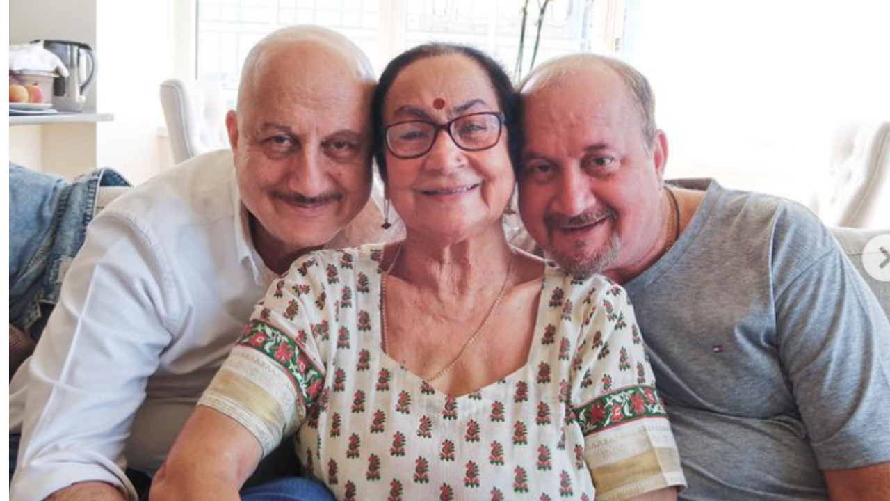 Anupam Kher with mum Dulari