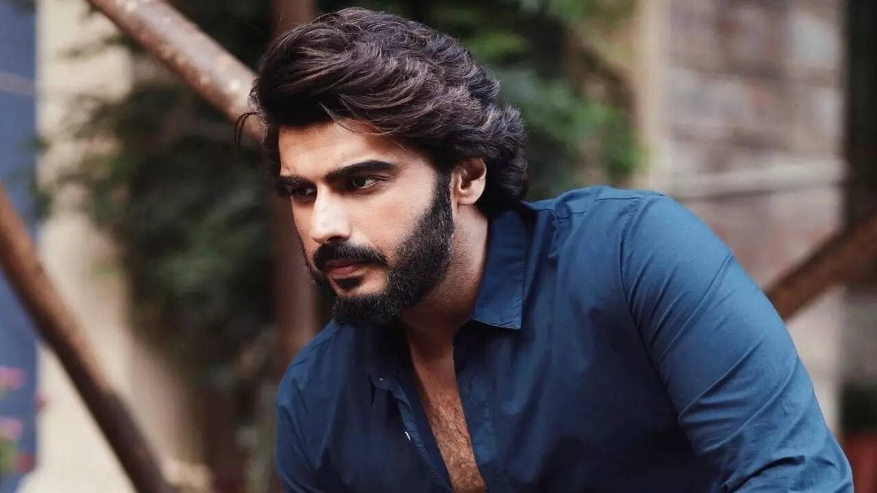 Arjun Kapoor slams troll who called him 'rich boy with no mentality' for gorging on momos: D**n those who sit and judge...