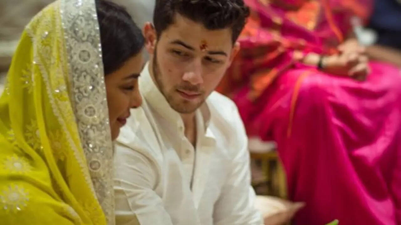 'National Jiju' Nick Jonas once again wins hearts! Fans spot kalawa on singer's wrist - WATCH