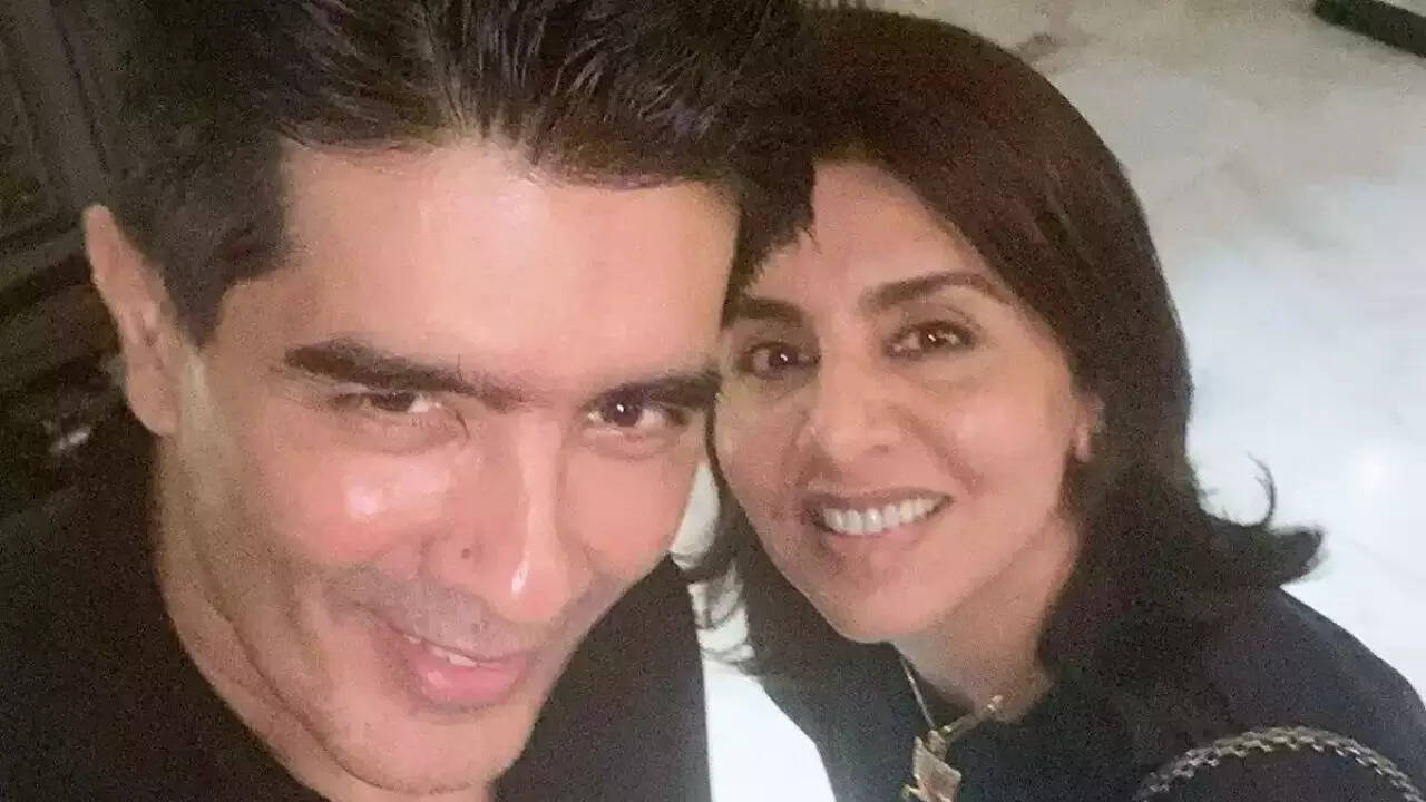 Check out Varun Dhawan's comment on Neetu Kapoor, Manish Malhotra's video