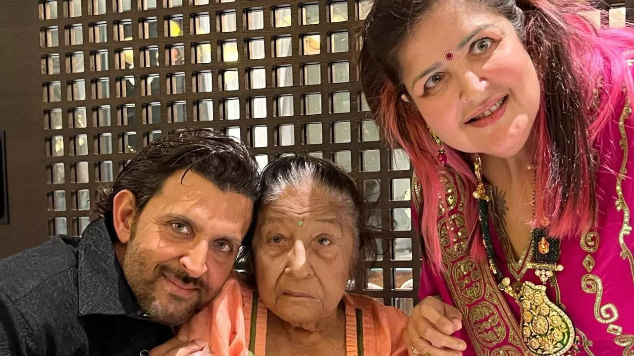 Hrithik Roshan with his grandmother and mother