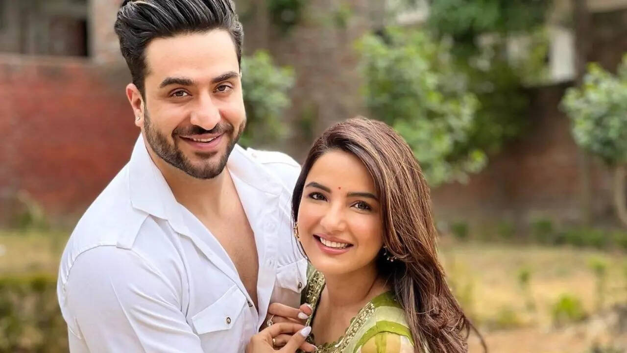 Jasmin Bhasin reacts to wedding rumours with Aly Goni