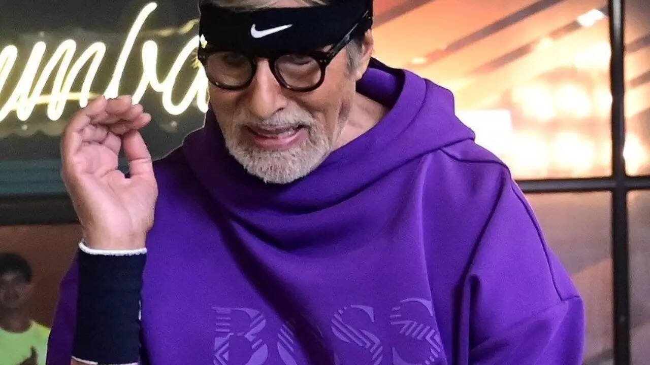 Big B promotes Jugjugg Jeeyo in new photo