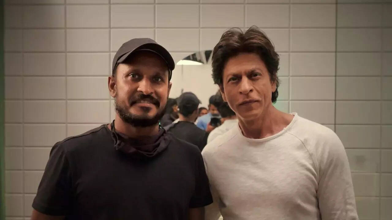 Shah Rukh Khan sweetly apologises after arriving late for ad shoot, cinematographer lauds King Khan