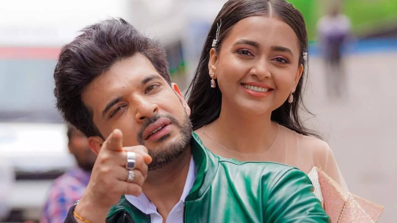 Watch Karan Kundrra's reaction as paps ask about Tejasswi Prakash's whereabouts