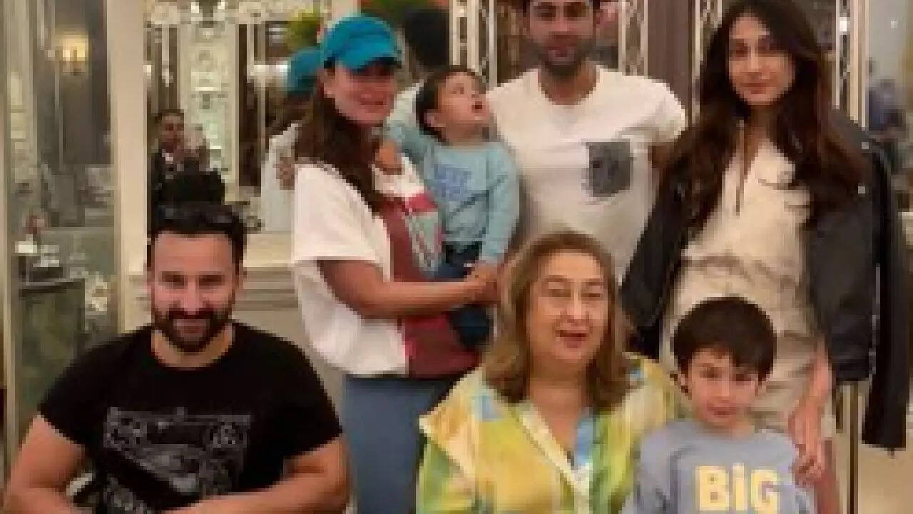 Kareena Kapoor Khan along with The Khan clan