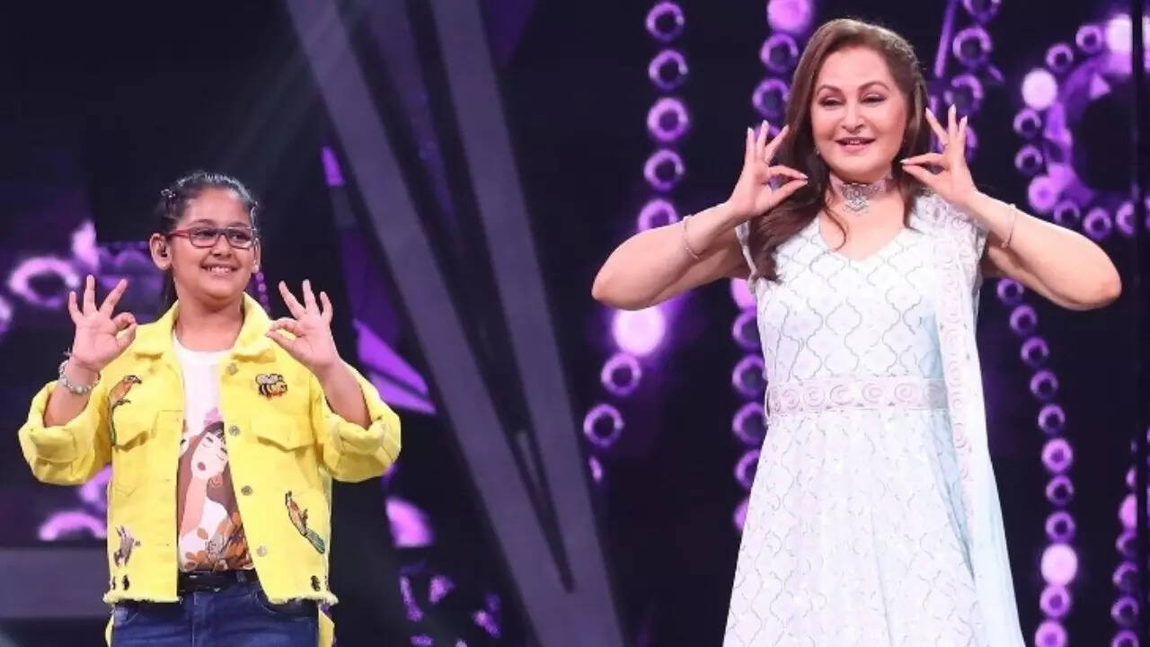 Jaya Prada teaches Mujhe Naulakha Mangade steps to Superstar Singer 2 contestant