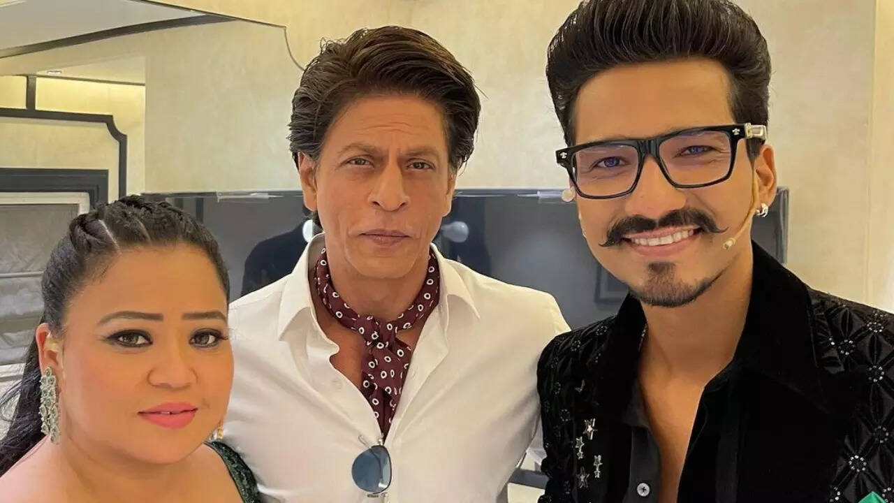 Bharti Singh poses with SRK in new pic