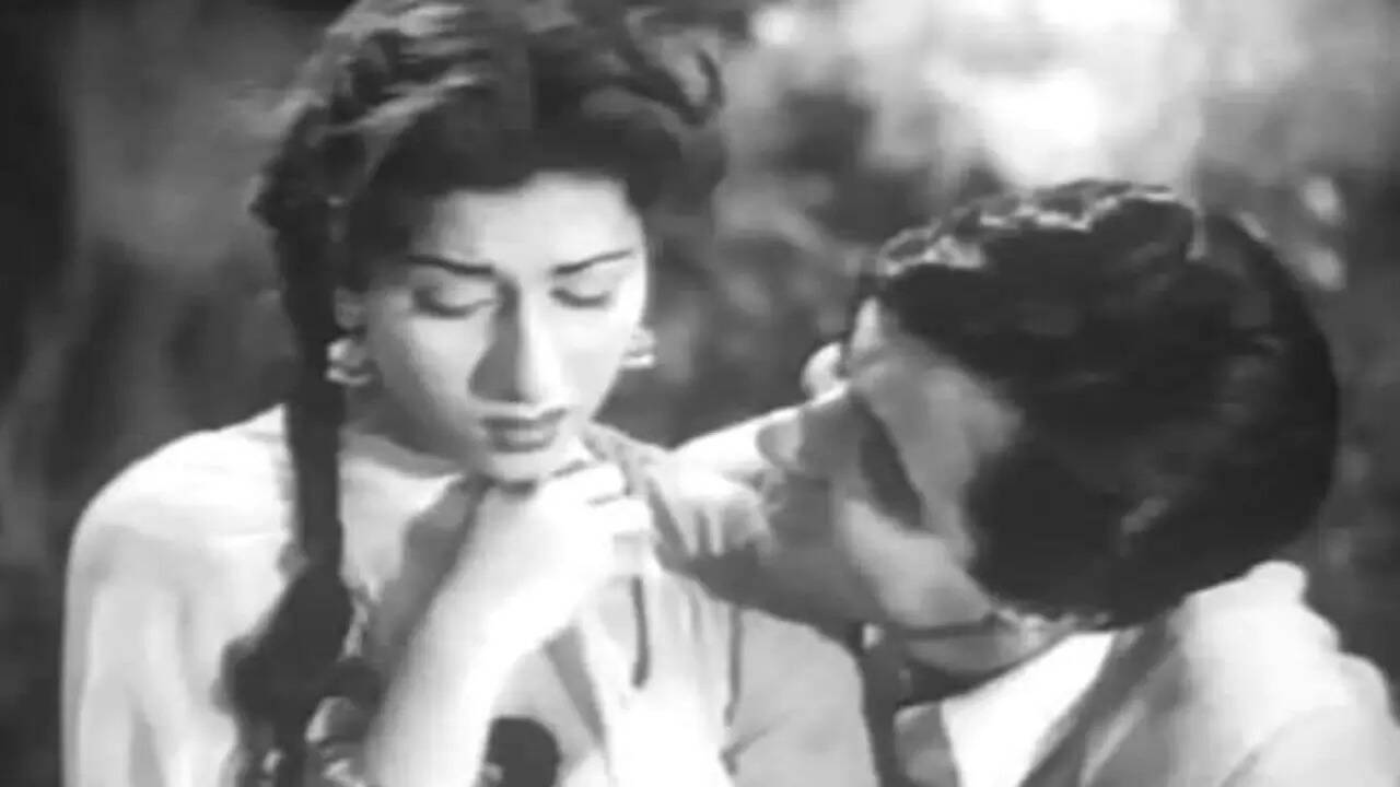 When Madhubala cried and told Dilip Kumar 'humari zindagi barbaad ho jayegi'