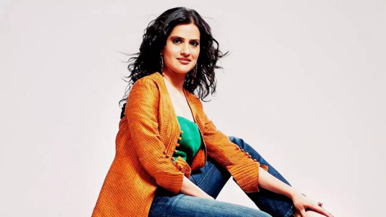 Sona Mohapatra addresses Twitter CEO; slams the practice of never hosting women as headliners for the cultural festival at IIT Bombay