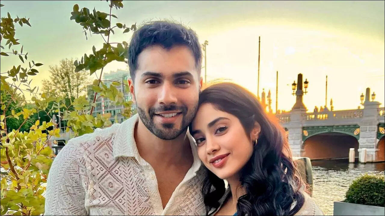 Varun Dhawan and Janhvi Kapoor twin with each other