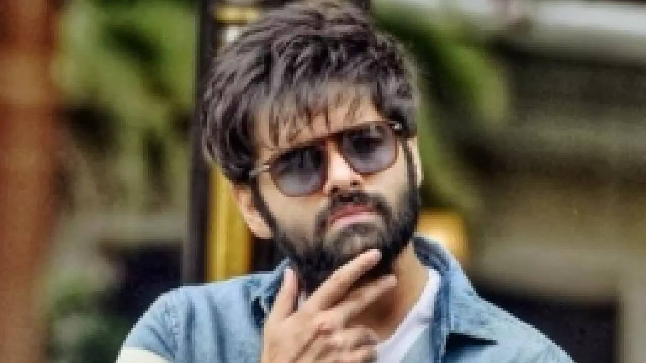 'Pushpa' fame Sukumar behind Ram Pothineni's chain-smoking