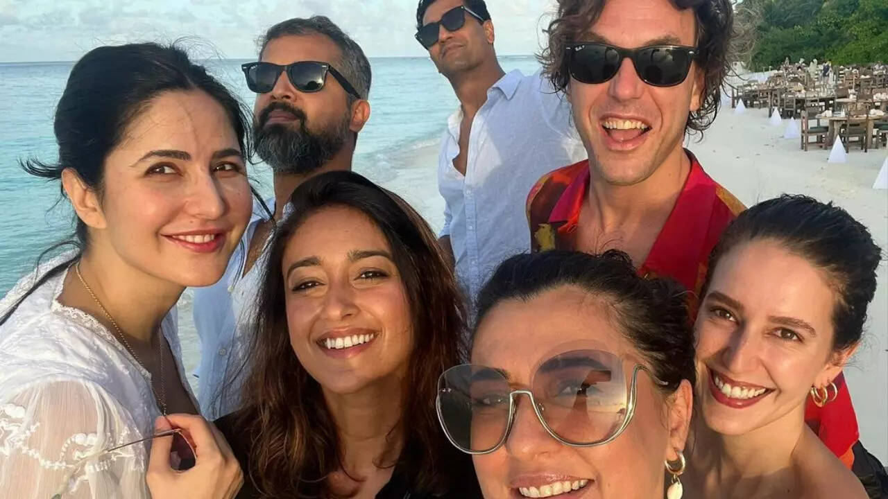 Katrina poses with Vicky and others in Maldives