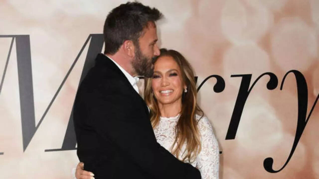 After years of speculations, Jennifer Lopez and Ben Affleck finally get married