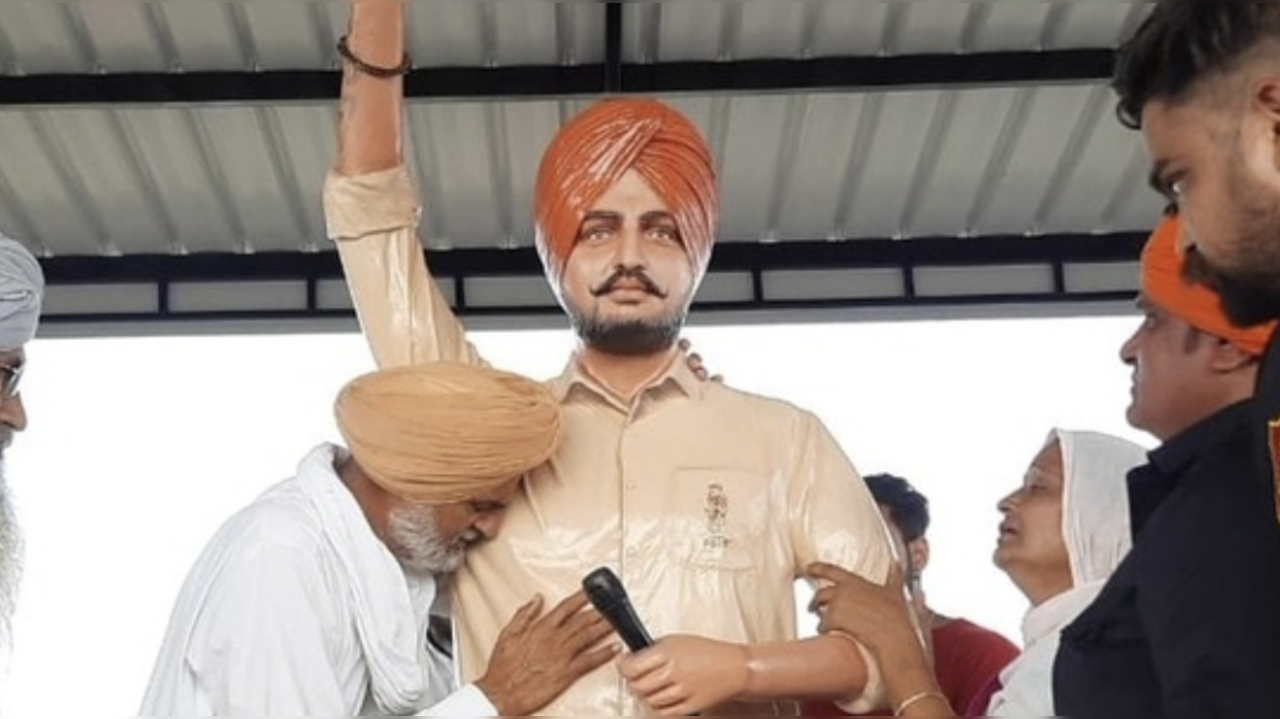 Sidhu Moose Wala's father unveiling his statue