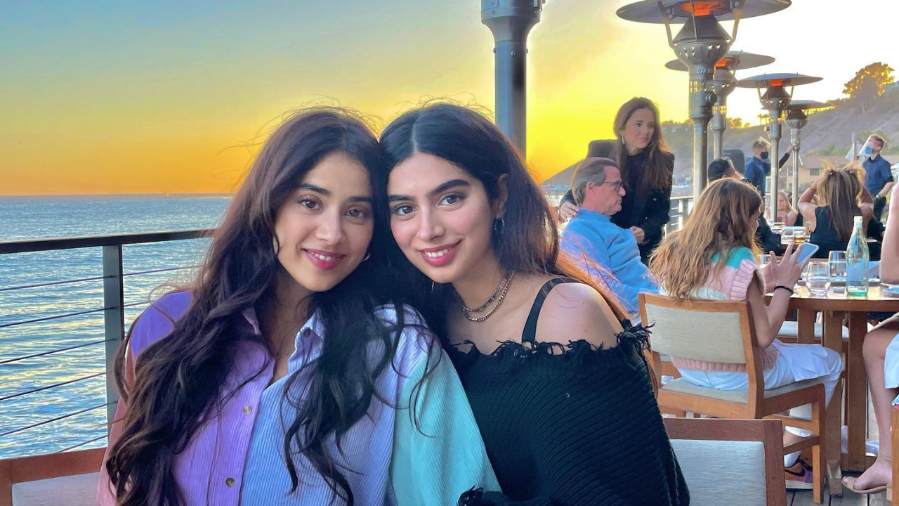 Janhvi Kapoor with sister Khushi