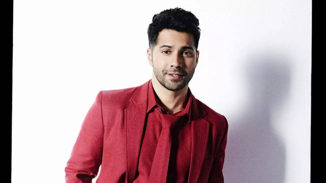 Varun Dhawan takes blessing from old couple on train