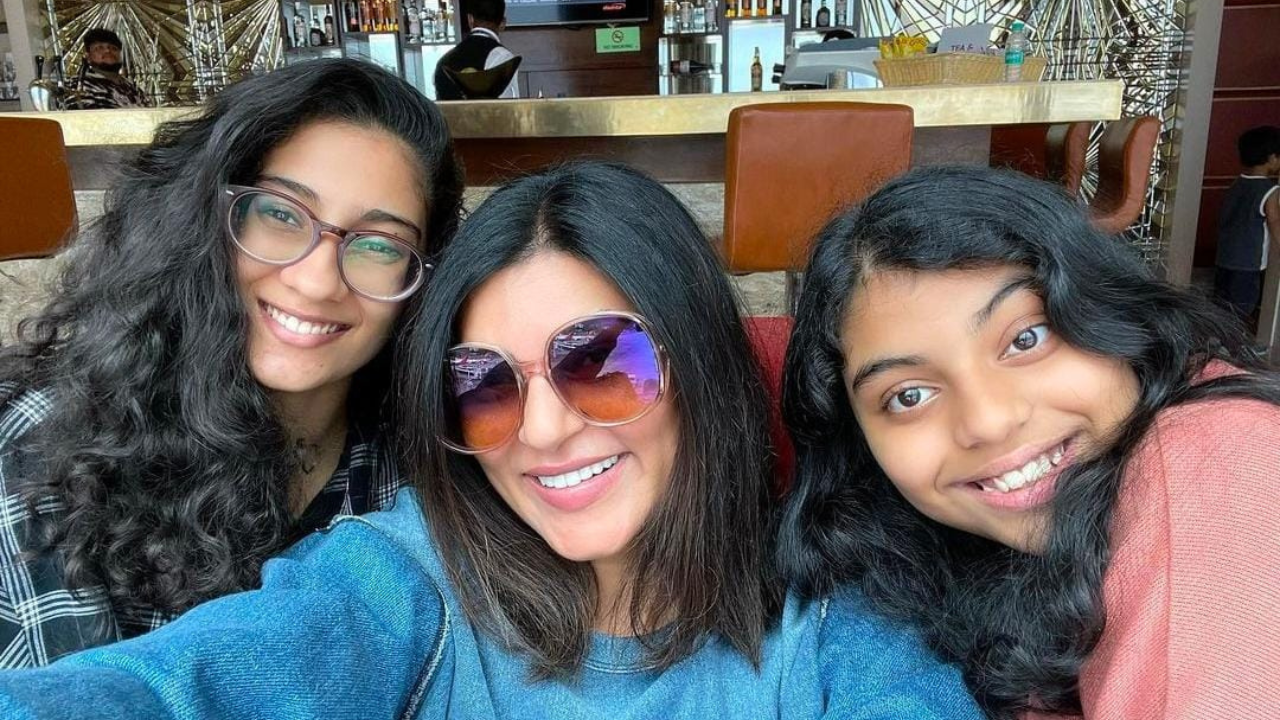 Sushmita with daughters