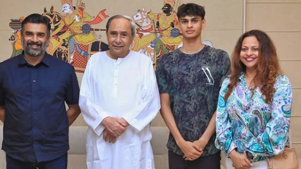 R Madhavan with Naveen Patnaik, son Vedaant and wife Sarita