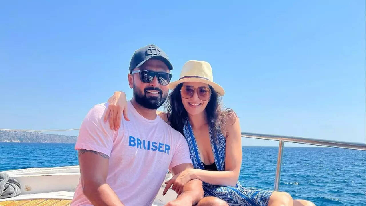 Karishma Tanna poses with hubby in Spain