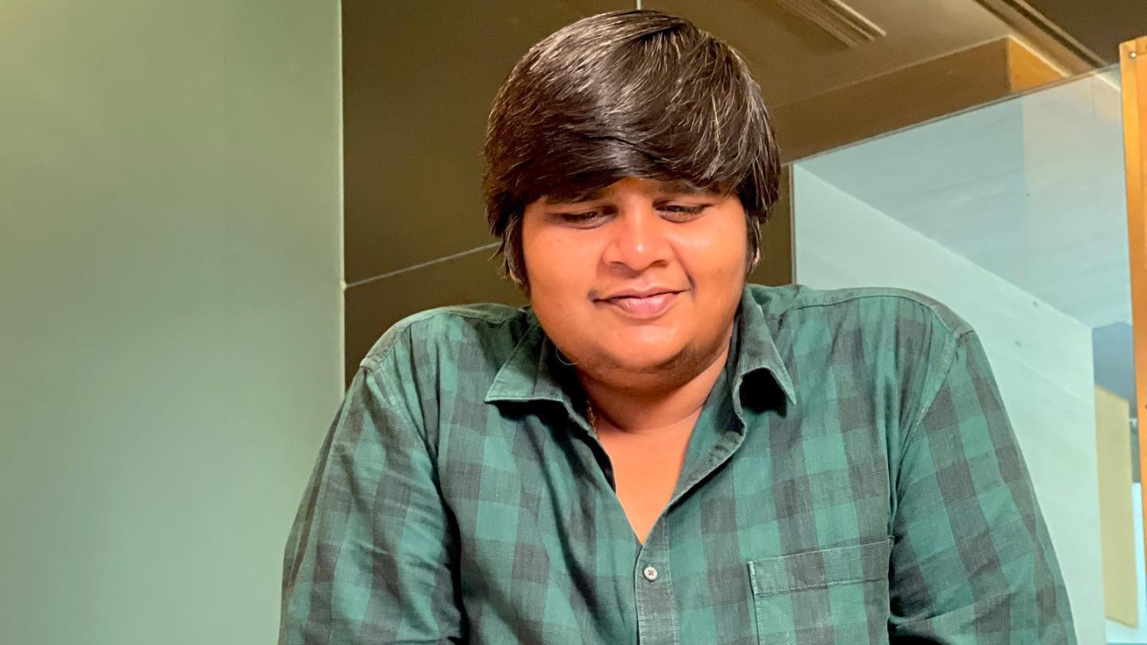 Karthik Subbaraj celebrates eight years of Jigarthanda by announcing sequel