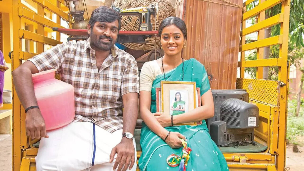 Vijay Sethupathi and Gayathrie starrer Maamanithan wins Gold medal at Tokyo Film Awards