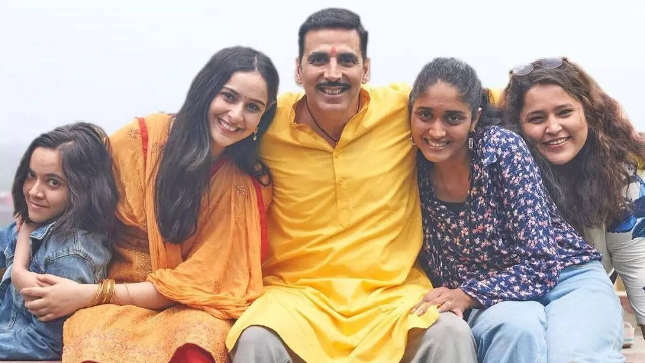 Akshay Kumar plays Ludo with his Raksha Bandhan co-stars, promises to take winner shopping - watch video