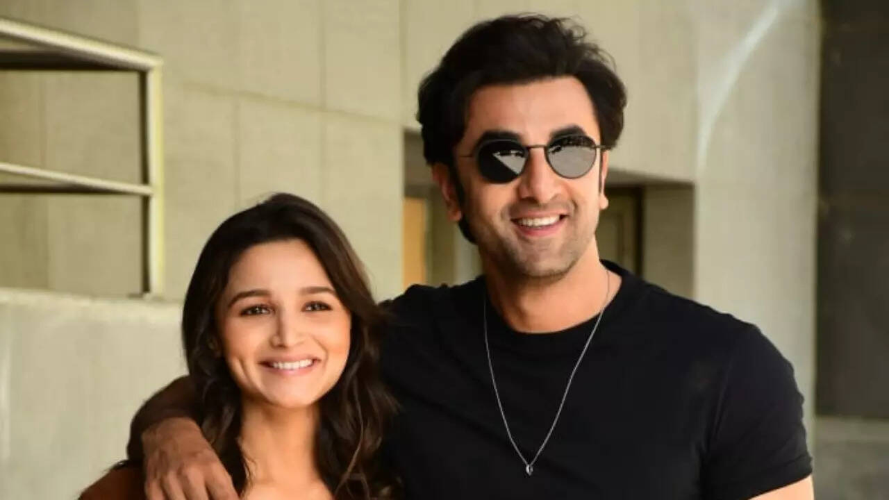 Alia Bhatt can't stop smiling as she poses with husband Ranbir Kapoor; mom-to-be finally flaunts baby bump