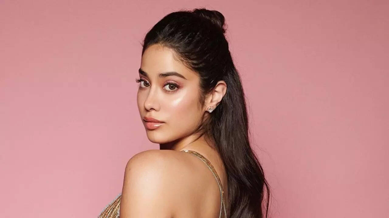 Happily single but 'lonely' Janhvi Kapoor has THIS message for her future boyfriend: 'I only attract...'